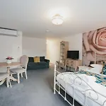 River Court Studios By Payman Club